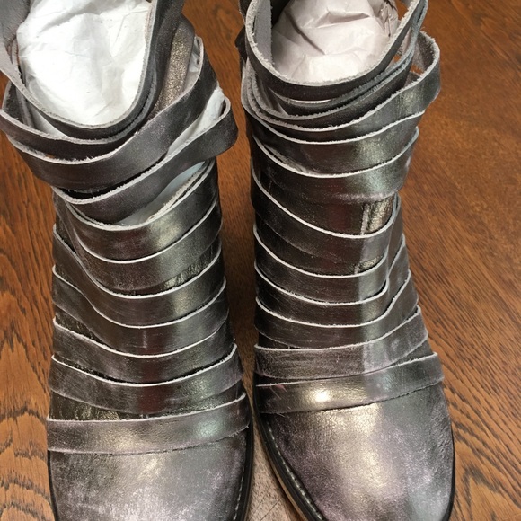 FREE PEOPLE leather ankle boot Euro 37 US 7. In a bronze brushed wornlook design - Picture 2 of 9